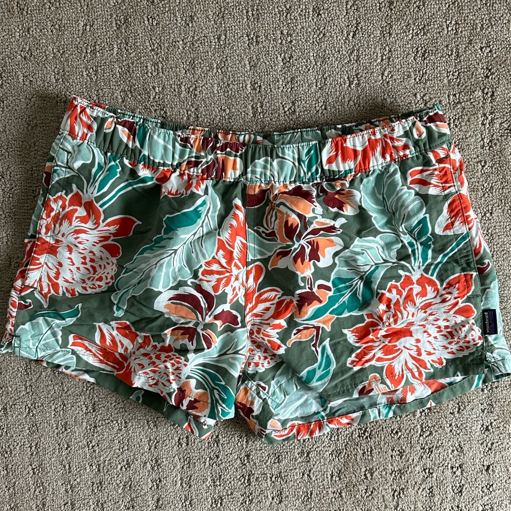 Patagonia Women’s Green/ Orange Floral Shorts w/ pockets. Dries quick. Size Med